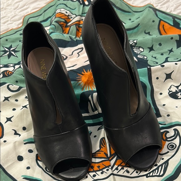 Nine West Black Heeled Boots Modern Versatile Design - Picture 2 of 9